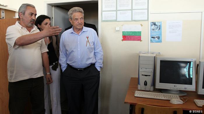 Снимка от 2007 година: по време на престоя си в България Джордж Сорос посещава едно училище