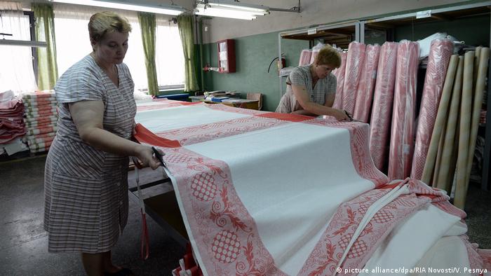 Работницы фабрики изделий из льна в Орше 