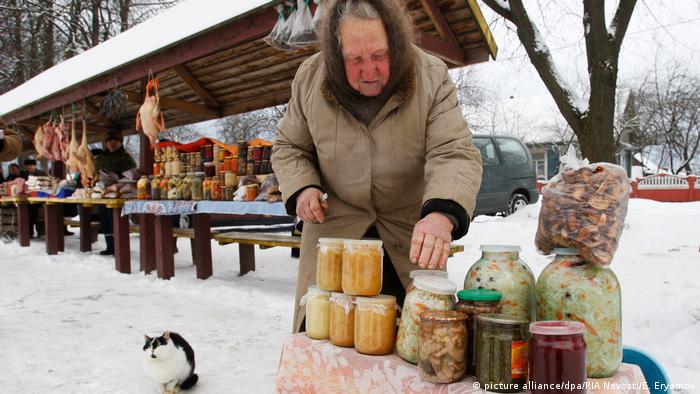 Минская пенсионерка торгует на улице консервами собственного приготовления 