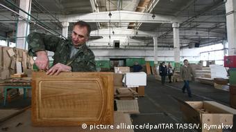 Сборка мебели на фабрике в Беларуси