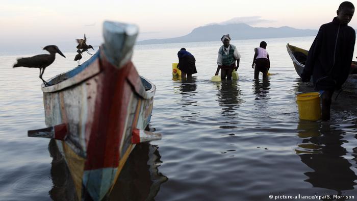 Locals fishing in Lake Victoria in Kenya (picture-alliance/dpa/S. Morrison)