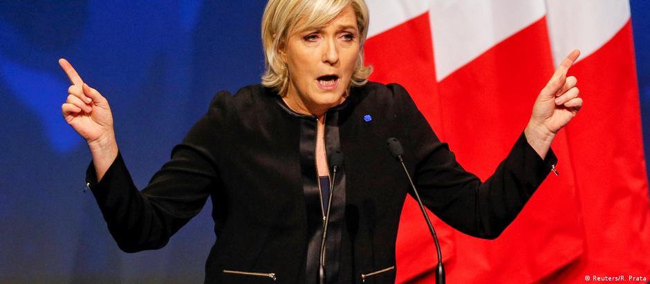Marine Le Pen é suspeita de desviar recursos da Eurocâmara para pagar funcionários que não atuam no Parlamento