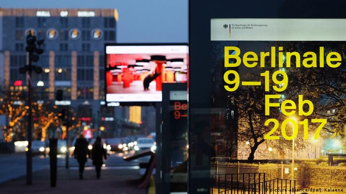 67. Berlinale 2017 - Werbeplakate (picture-alliance/dpa/J. Kalaene)