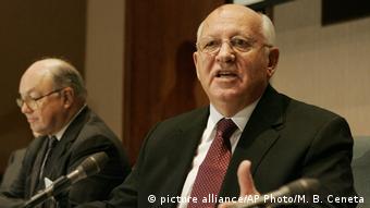 Mikhail Gorbachev Jack Matlock Rechts (picture alliance/AP Photo/M. B. Ceneta)