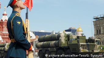 Moskau Roter Platz Siegesparade mit Raketen S-300 (picture-alliance/Itar-Tass/G. Sysoyev)