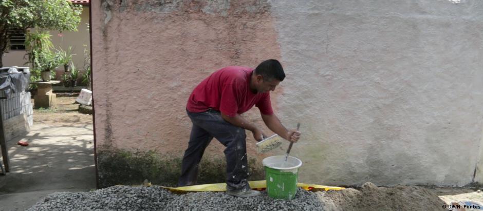 Richard, de 40 anos, pinta paredes e faz pequenos serviços de manutenção para pagar as contas