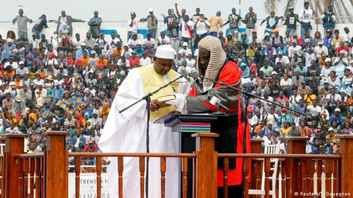 Gambia Präsident Adama Barrow | Amtsübernahme & Einweihungszeremonie in Bakau (Reuters/T. Gouegnon)