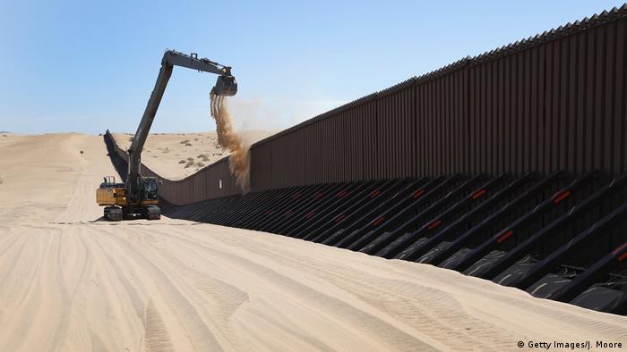 Sin la remoción diaria de la arena, las dunas se tragarían la valla fronteriza en el desierto de California. (Getty Images/J. Moore)