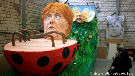 Μόλις επτά μήνες απομένουν για τις ομοσπονδιακές εκλογές στη Γερμανία. Στο καρναβάλι της Κολωνίας η Άγκελα Μέρκελ και ο υποψήφιος των Σοσιαλδημοκρατών Μάρτιν Σουλτς βρίσκονται στο ίδιο καρναβαλικό άρμα. Σε πρώτο πρώτο πλάνο η καγκελάριος ως πασχαλίτσα που έχει ακινητοποιηθεί πάνω στο γρασίδι. Πίσω της ακολουθεί ο Μάρτιν Σουλτς σαν αισιόδοξη πεταλούδα της άνοιξης.