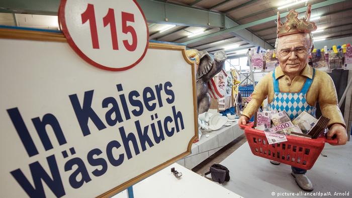 Любимец миллионов Беккенбауэр как объект насмешек на немецком карнавале: В прачечной кайзера, написано на карнавальной повозке, 2017 год, Майнц