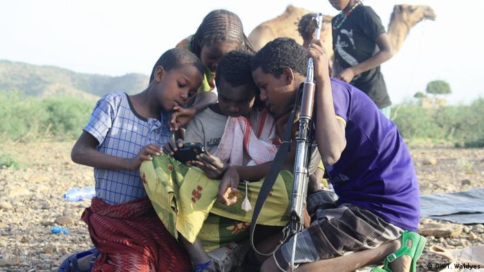 Äthiopien Afar - Smartphone Nutzung (DW/T. Waldyes)