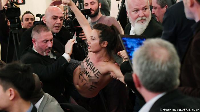Frankreich Paris Femen-Aktivistin bei Auftritt Le Pen (Getty Images/AFP/B. guay)