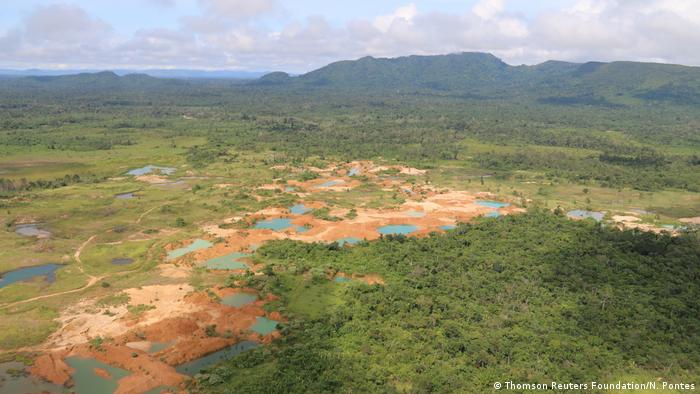 Imagem aérea de uma mina de ouro abandonada no meio da Floresta Amazônica