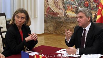 Mazedonien EU Federica Mogherini mit Gjorge Ivanov in Skopje (picture-alliance/AP Photo/B. Grdanoski)