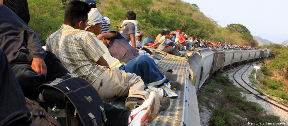 Migrantes viajam no teto de um trem no México: muitos morrem a caminho dos EUA