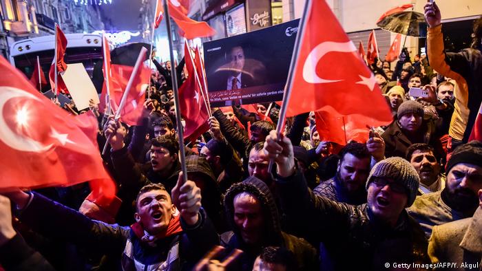 Türkei Demonstrant entfernt niederländische Flagge vom Istanbuler Konsulat (Getty Images/AFP/Y. Akgul)
