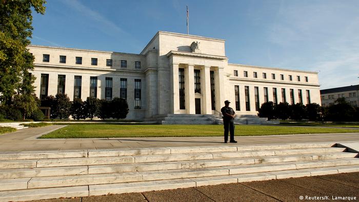 USA Notenbank Fed erhöht erneut leicht den Leitzins (Reuters/K. Lamarque)