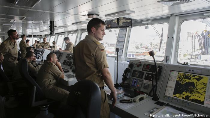 German crew members aboard warship FGS Bonn (picture alliance/AP Photo/M.Schreiber)