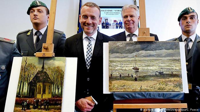 Директор музею Ван Гога в Амстердамі демонструє повернуті полотна