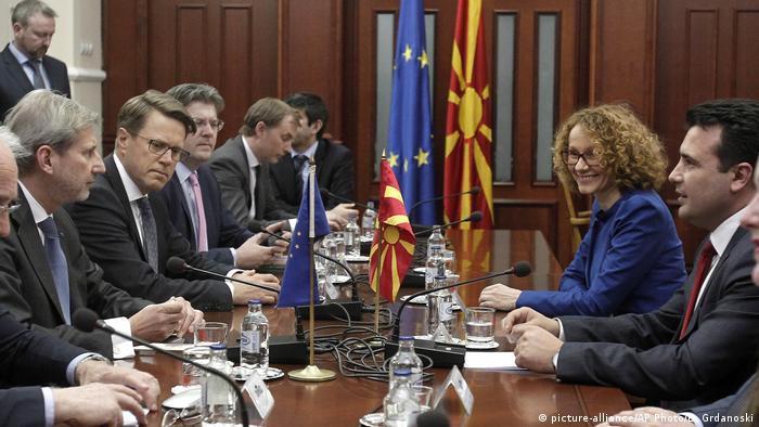Mazedonien Gespräche Johannes Hahn mit Zoran Zaev (picture-alliance/AP Photo/B. Grdanoski)
