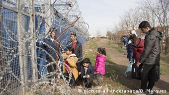 Serbien Grenze Ungarn Flüchtlinge Zaun (picture-alliance/abaca/O. Marques)