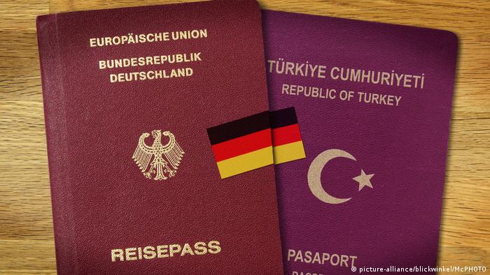 German and Turkish passports (picture-alliance/blickwinkel/McPHOTO)