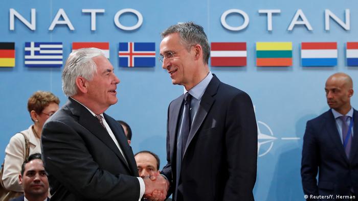 NATO USA Tillerson mit Stoltenberg in Brüssel (Reuters/Y. Herman)