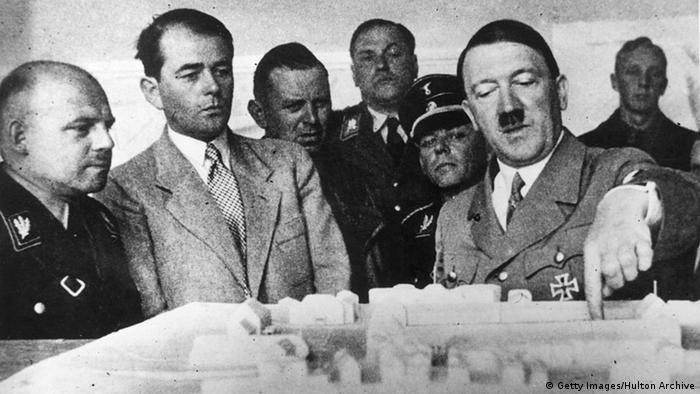 Architekt Albert Speer & Adolf Hitler 1936 (Getty Images/Hulton Archive)