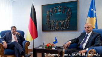 Kosovo Außenminister Gabriel zu Besuch in Pristina (picture-alliance/dpa/M. Skolimowska)
