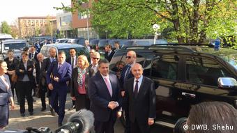 Kosovo Deutscher Außenminister Sigmar Gabriel trifft Premierminister Isa Mustafa (DW/B. Shehu)