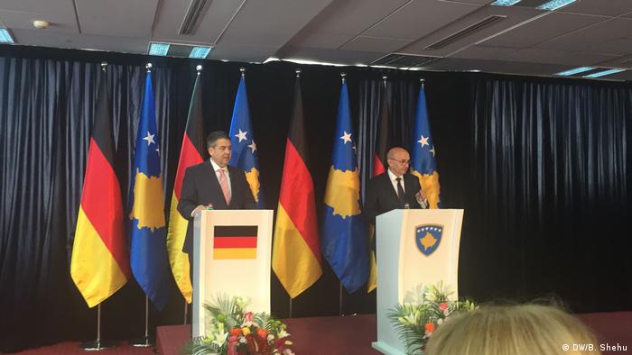 Kosovo Deutscher Außenminister Sigmar Gabriel trifft Premierminister Isa Mustafa (DW/B. Shehu)