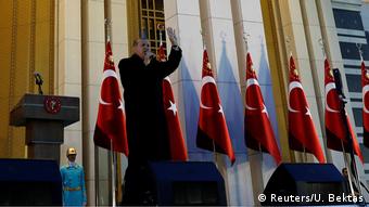 O διπλός ρόλος του πανίσχυρου προέδρου της Τουρκίας δυσχαιρένει την έγκριση μιας νέας συνταγματικής αναθεώρησης