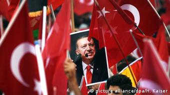 Πολλοί οπαδοί του προέδρου Ερντογάν ετοιμάζονται να τον υποδεχθούν στην Κολωνία 