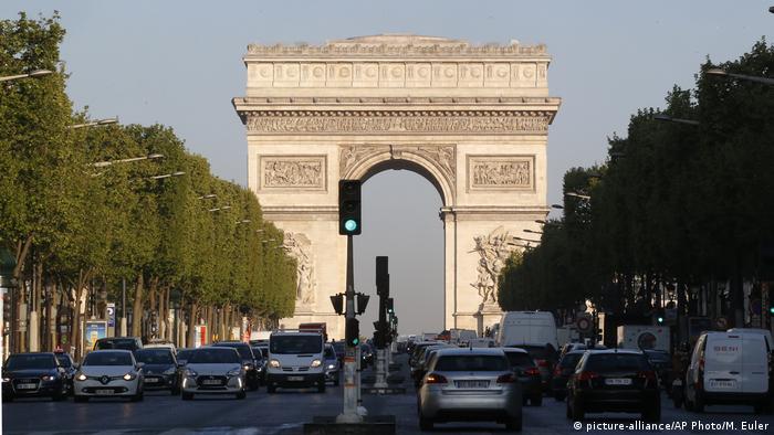 Frankreich Paris am Morgen nach Schießerei auf Champs-Elysées (picture-alliance/AP Photo/M. Euler)