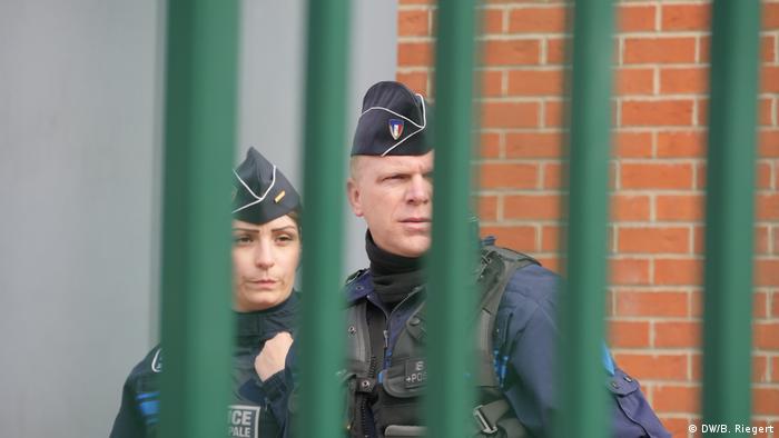 Frankreich - Präsidentschaftswahl: Zwei Polizisten sichern Wahllokal (DW/B. Riegert)
