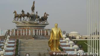 Памятник первому президенту Туркмении Сапармурату Ниязову