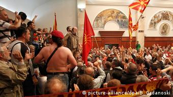 Mazedonien Erstürmung des Parlaments (picture-alliance/dpa/B. Grdanoski)