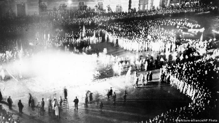 Maio de 1933: multidÃ£o se aglomera na praÃ§a Bebelplatz, em Berlim, para assistir Ã  queima de livros