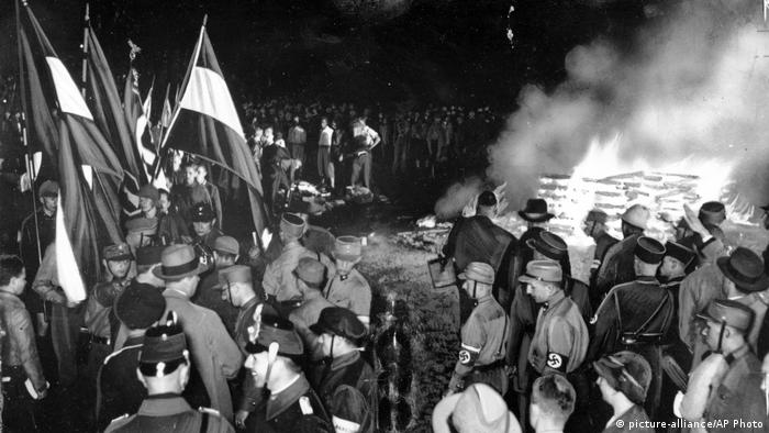 Deutschland Nazi-Bücherverbrennung (1933) (picture-alliance/AP Photo)