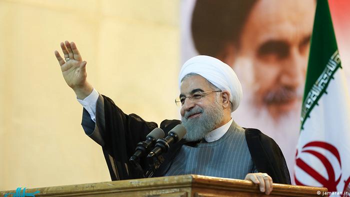Presidente do Irã, Hassan Rouhani, acena durante discurso em 2017