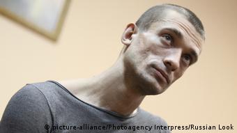 I njohur për protesta spektakolare: artisti i veprimit Pjotr Pavlenski