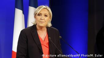 Frankreich Marine Le Pen nach der zweiten Runde der französischen Präsidentschaftswahlen 2017 (picture alliance/dpa/AP Photo/M. Euler)