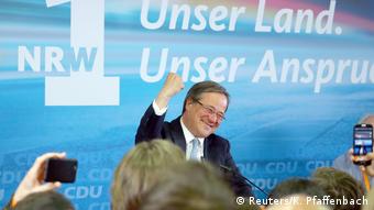 Χαμόγελο επιτυχίας από τον Άρμιν Λάσετ, που θα ηγηθεί της νέας κυβέρνησης στη Ρηνανία Βεστφαλία