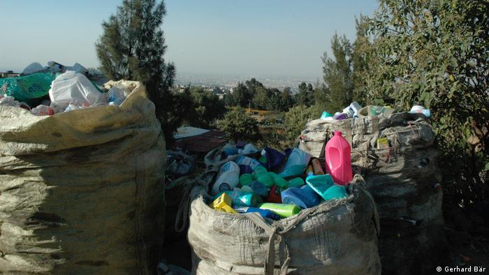 Los habitantes de Miravalle han sacado provecho de los basureros existentes en la zona.