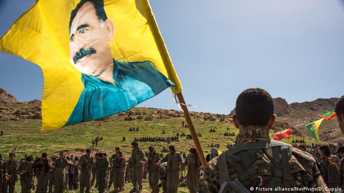 وحدات كردية تحمل صورة عبد الله أوجلان، مؤسس حزب العمال الكردستاني المحظور 