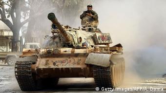 Un char T-55 de l'armée dirigée par le maréchal Khalifa Haftar dans une rue du secteur de Qawarsha, à 10 kilomètres à l'ouest du centre de Benghazi, le 18 novembre 2016.