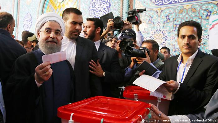 حسن روحانی در روز رای‌گیری انتخابات دوره دوازدهم ریاست جمهوری در سال ۱۳۹۶