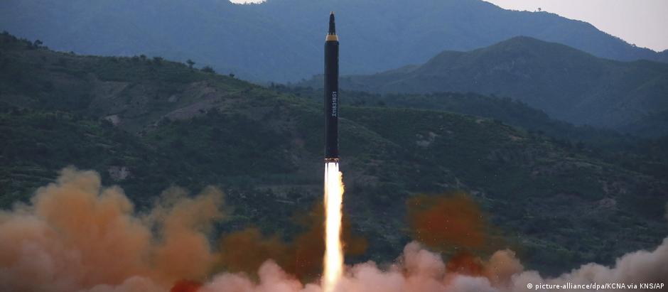 Novo míssil norte-coreano Hwasong-12 é capaz de transportar ogivas nucleares