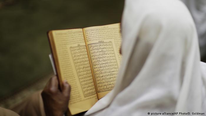 A worshipper studies the Quran (picture-alliance/AP Photo/D. Goldman)