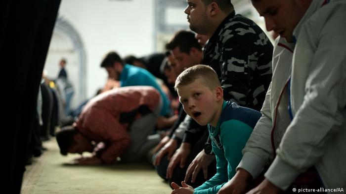 Muslims perform the first prayer of Ramadan (picture-alliance/AA)
